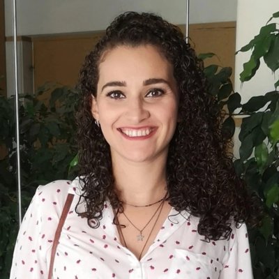 Professora Katyane ensinando aluno